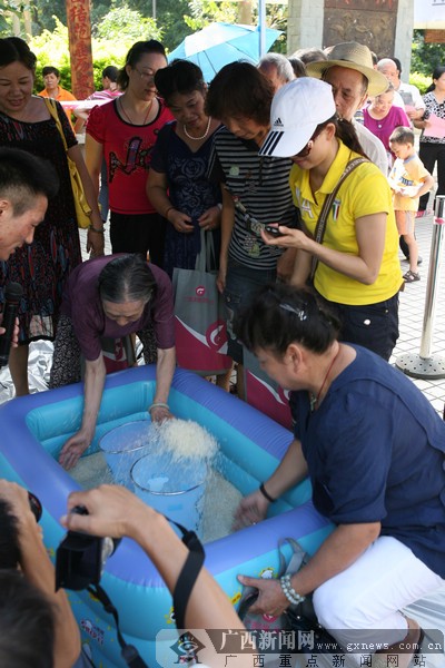 广西卫视欢乐社区行 大米传万家走进新竹小区