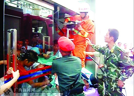 玻璃门咬住男孩头 消防液压无齿锯5分钟排险