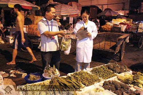 农药残留检测员:熬夜抽检 只为市民吃上 放心菜