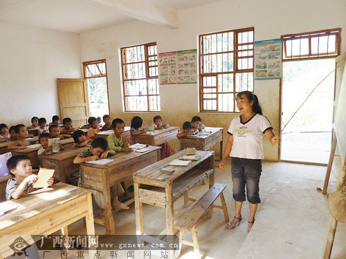 陆冬梅在给孩子们上课