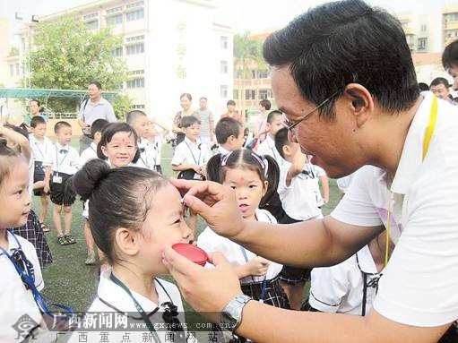 正衣冠点朱砂 南宁新兴民族学校新生体验开笔