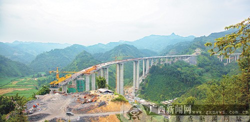 六宜高速路拉会高架大桥建设场记:高山天堑架