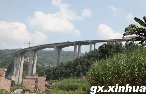 拉会大桥的3座主墩均为空心薄壁墩