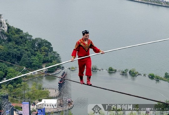 高空走钢丝为什么要拿长杆物理原理