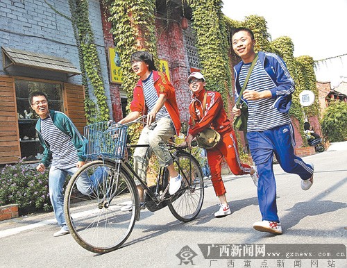 身着海魂衫脚穿回力 南宁 国货迷 用行动支持国