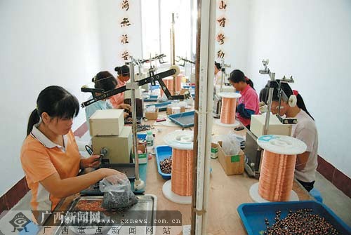 打工青年回村里办厂 留守妇女在家门口打工赚钱