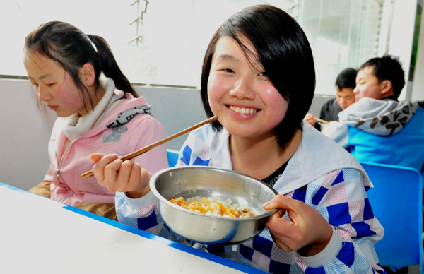 贵州贫困山区学生吃上“免费午餐”