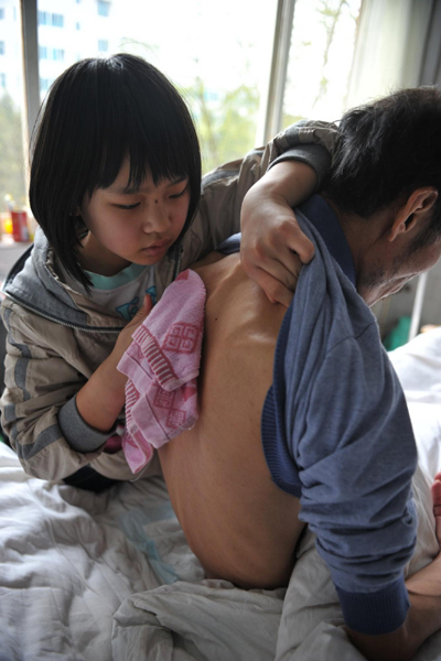 12岁“孝女”独自撑起一片天