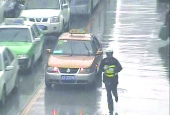 贵阳：“最帅交警”雨中奔跑为临产孕妇开道