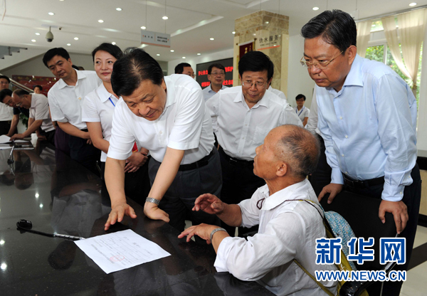 刘云山：教育实践活动要以群众满意不满意为标准