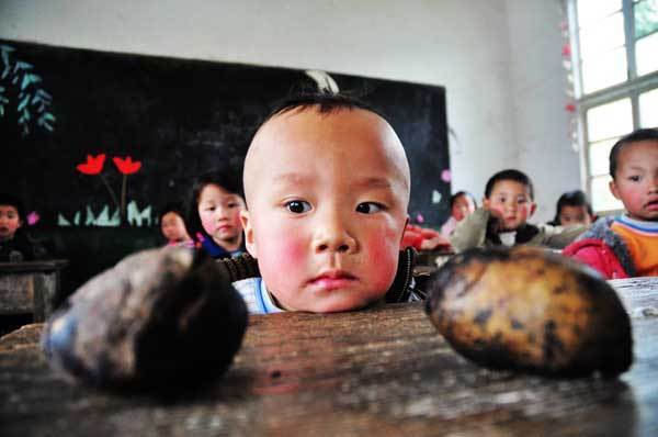 乡村学校的孩子们吃上了免费午餐