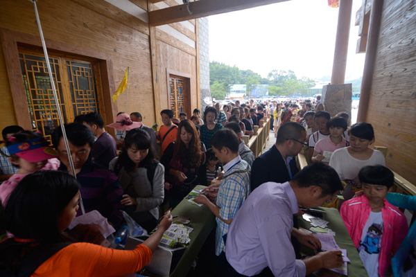 “热”了周边省份 “火”了荔波旅游