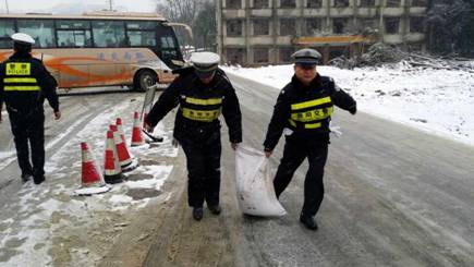 贵阳花溪交警：决战大雪 铁铲铲出平安路