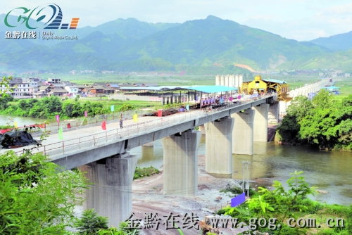 贵广铁路客运专线榕江车站特大桥加紧施工