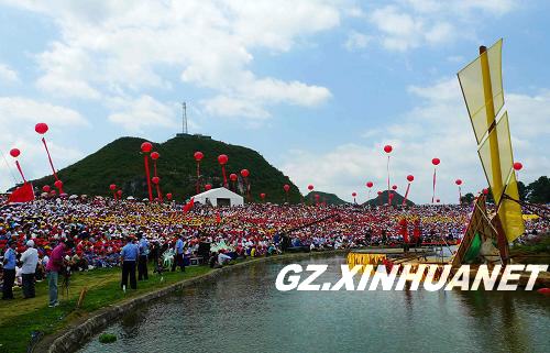 众多游客在贵州贞丰三岔河生态广场观看布依