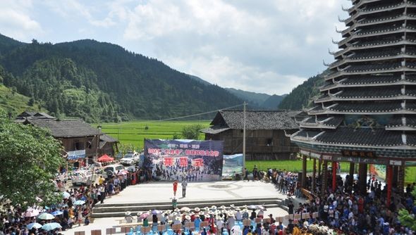 剑河洞脚村七月半祭祖节吸引近万游客