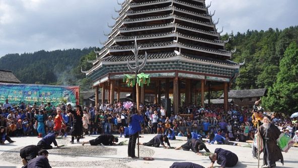 剑河洞脚村七月半祭祖节吸引近万游客