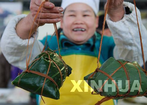 广西南宁包粽大赛年味浓