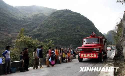 广西各地抗旱送水润民心
