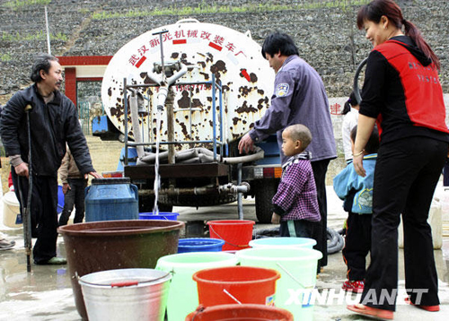 广西各地抗旱送水润民心