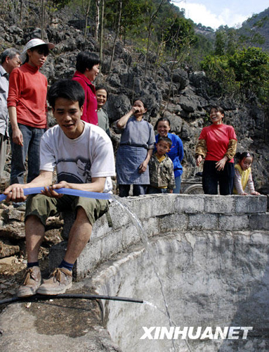 广西各地抗旱送水润民心