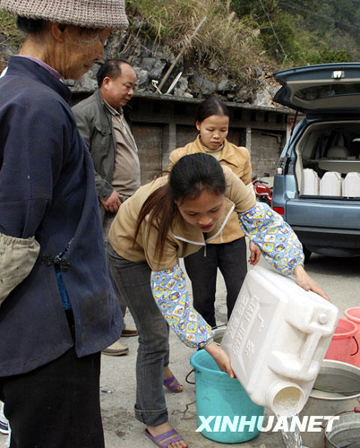 广西各地抗旱送水润民心