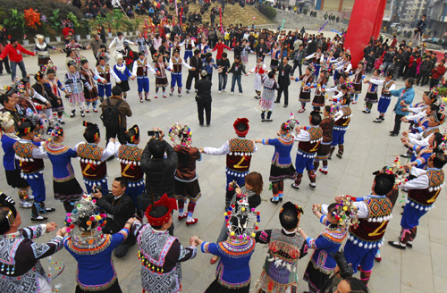 广西三江侗族盛大“百家宴”欢度新春