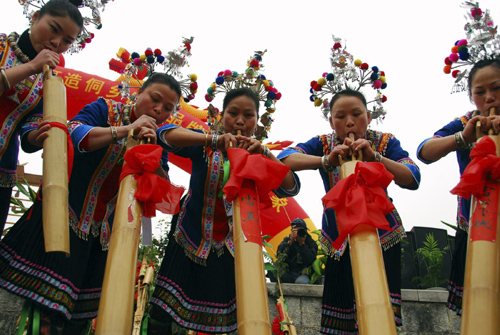 广西三江侗族盛大“百家宴”欢度新春