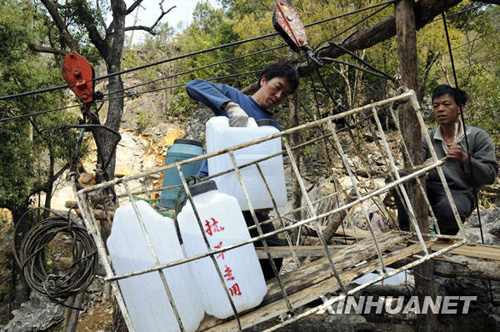 广西旱区群众积极抗旱