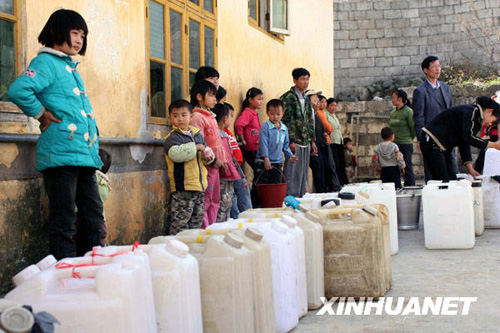 广西旱区群众积极抗旱