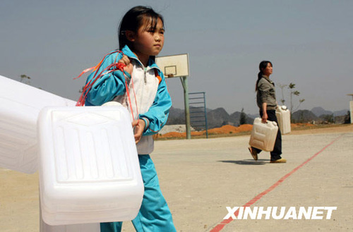 广西旱区群众积极抗旱