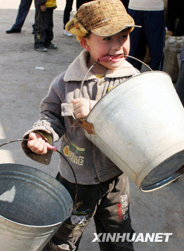 广西旱区群众积极抗旱