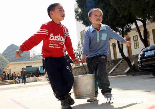 广西旱区群众积极抗旱