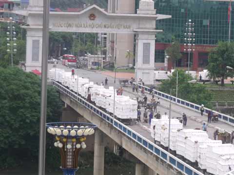 繁忙的中越边境河口口岸(组图)