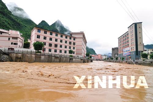 广西部分地区遭暴雨袭击 县城部分街道出现内涝