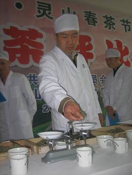 灵山县举办名优茶评比会 专家为名优茶“选美”