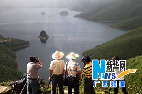 天湖美景醉游人