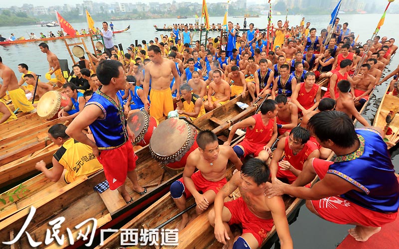 高清组图：广西融安“群龙竞渡闹融江”