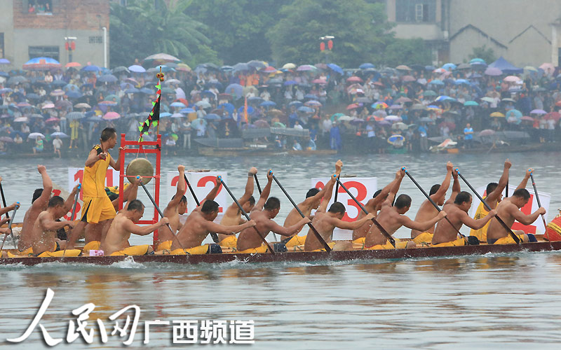 高清组图：广西融安“群龙竞渡闹融江”