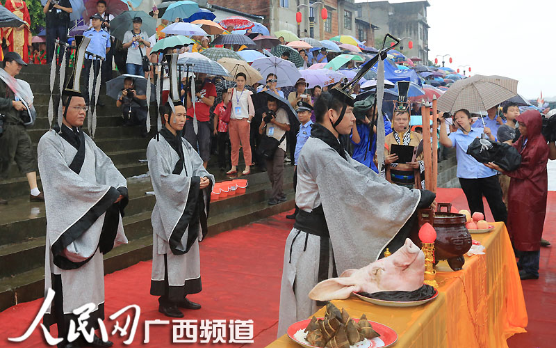 高清组图：广西融安“群龙竞渡闹融江”