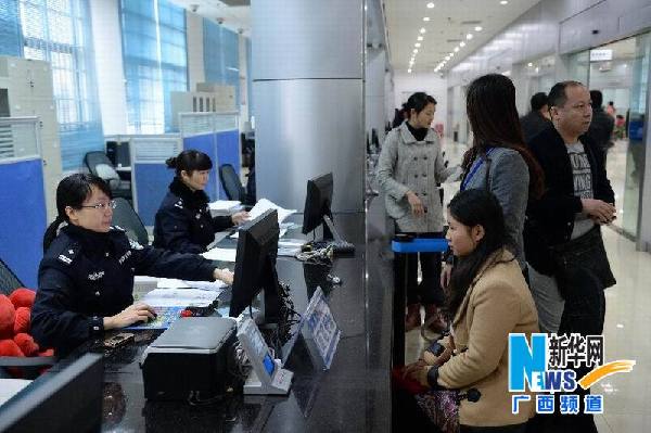 广西东兴：异地办证业务催热越南游