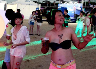 威马逊过后大蚝之乡养蚝农户损失惨重[1]