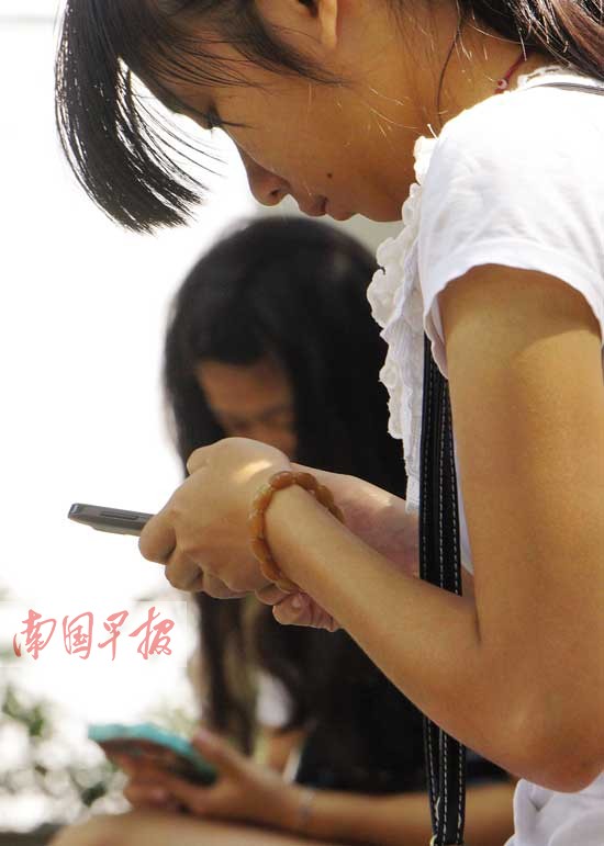 学生上课玩手机欲罢不能 教授