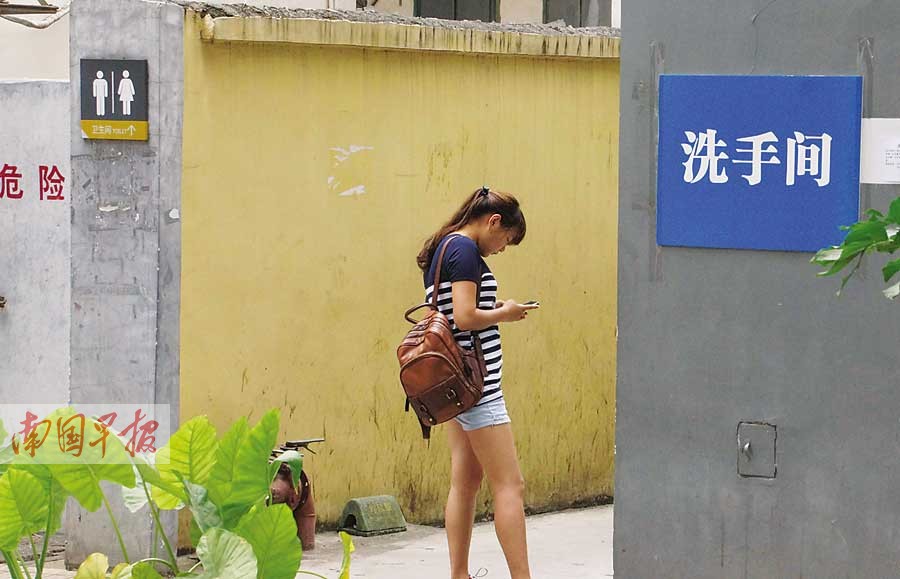 学生上课玩手机欲罢不能 教授
