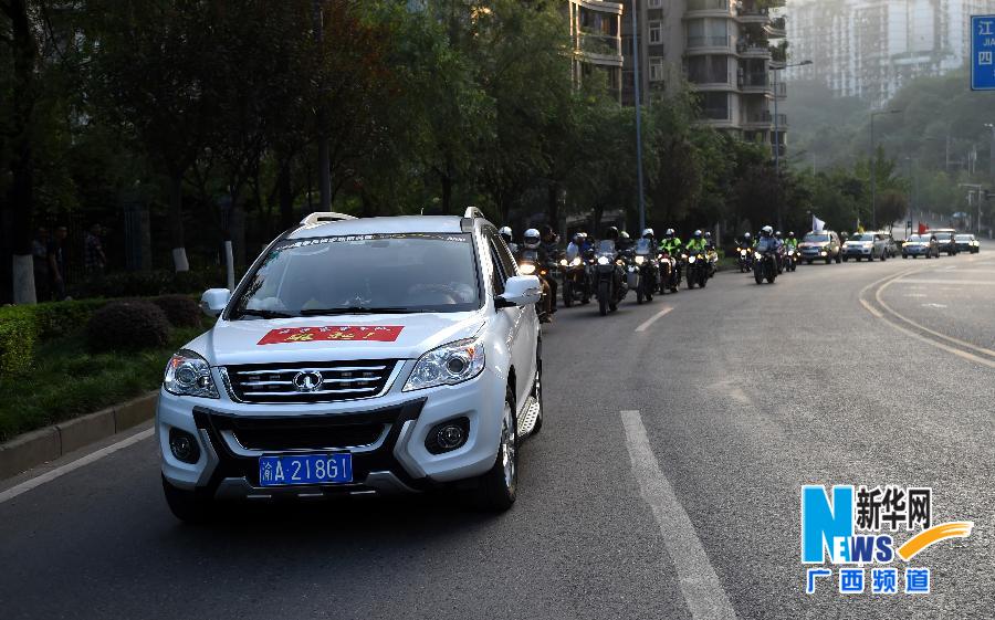 重庆车友自发组织迎接中国—东盟汽车拉力赛车队