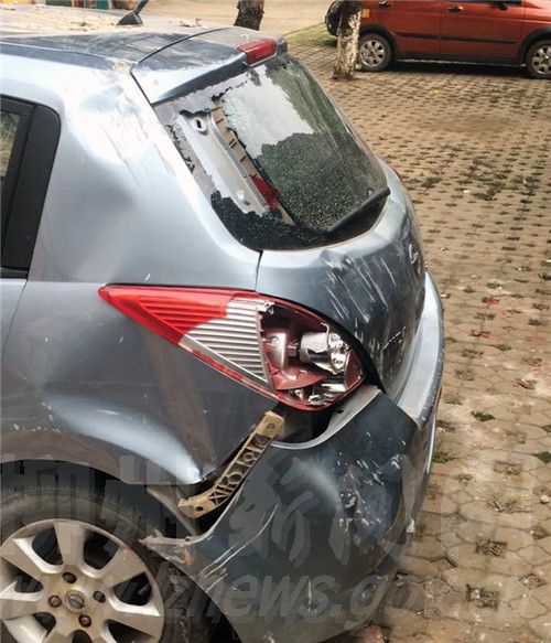 新手倒车撞塌墙 居民被埋砖头下裹被子走出废