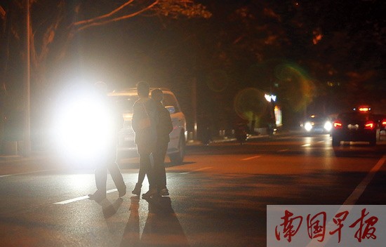 南宁部分路段司机滥用远光灯 亮瞎人眼这毛病得改