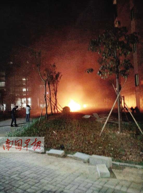 南宁一高校宿舍架空层电动车起火 数百学生逃生