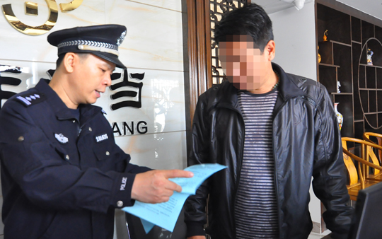 警方对特种行业经营者开展法律宣传 发现违法行为