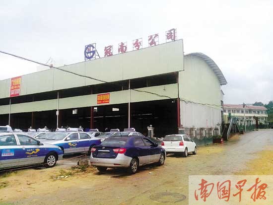 小学校园内建起“汽车4S店”校方称租地为还债务